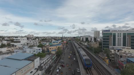 Luftaufnahme-Einer-FPV-Drohne,-Die-Durch-Die-Stadt-Fliegt