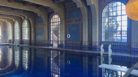 Toma-Panorámica-Cinematográfica-De-La-Hermosa-Piscina-Romana-En-El-Castillo-Hearst-En-San-Simeón,-California.