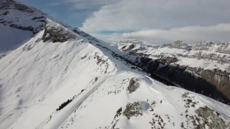 Drohnenflug-Entlang-Einer-Bergkette-In-Der-Schweiz