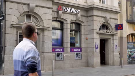 Fachada-Exterior-Del-Natwest-Bank-Con-Cajeros-Automáticos-Y-Clientes,-Exeter-Devon,-Reino-Unido,-Junio-De-2024