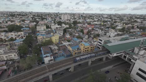 Luftaufnahme-Eines-Vorbeifahrenden-Zuges-Durch-Eine-Drohne-In-Der-Stadt-Chennai