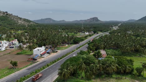 Luftaufnahme-Der-Autobahn-Von-Chennai-Nach-Hosur-Während-Der-Morgendlichen-Hauptverkehrszeit-Mit-Fahrzeugen-In-Beiden-Richtungen