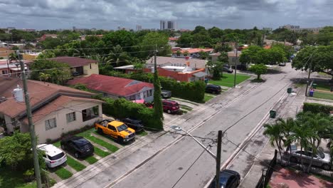 Straße-In-Einem-Amerikanischen-Vorort-Und-Geparkte-Autos-In-Der-Einfahrt