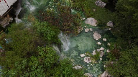 Vista-Aérea-Del-Pequeño-Río-Cerca-De-Los-Baños-Termales-En-Chignahuapan