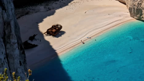 Playa-Del-Naufragio-De-Navagio,-Agua-Turquesa-En-La-Isla-De-Zakynthos-En-Grecia