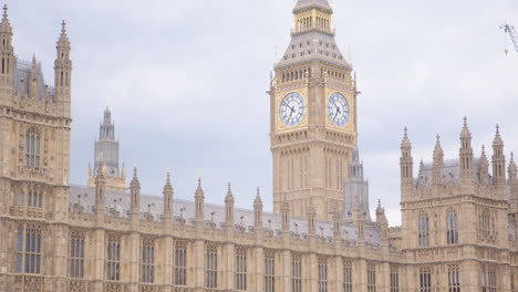 Palacio-De-Westminster-Con-El-Icónico-Big-Ben-O-La-Torre-Elizabeth,-Acercamiento