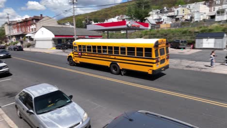 Amerikanischer-Schulbus-Auf-Der-Straße-Einer-Amerikanischen-Stadt-An-Einem-Sonnigen-Tag