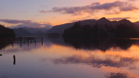 Ein-Friedlicher-Sonnenuntergang-Mit-Orangefarbenem-Schein-über-Derwent-Water-In-Cumbria,-England