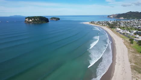 Orilla-Arenosa-De-La-Playa-De-Whangamata-Cerca-De-Whangamata,-Península-De-Coromandel-En-La-Isla-Norte,-Nueva-Zelanda