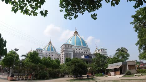 Mayapur-ISKCON-Tempel-Ist-Der-Größte-Tempel-Der-Welt,-In-Dem-Das-Idol-Des-Herrn-Krishna-Ersetzt-Wurde