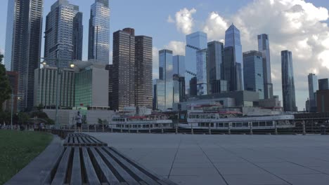 Abendlicher-Zeitraffer-Der-Skyline-Von-Hudson-Yards-Mit-Blauem-Himmel-Und-Wolken-Vom-Pier-84