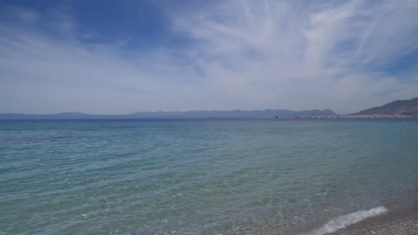 Imágenes-Panorámicas-Amplias-Y-Panorámicas-A-La-Derecha-Del-Mar-De-Kalamata,-Peloponeso,-Grecia,-Tomadas-Desde-La-Playa-De-Verga-4k