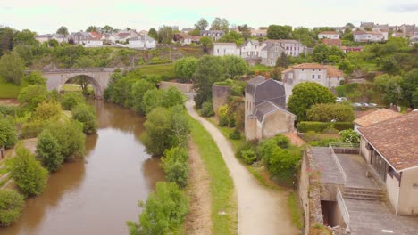 Pan-shot-Ancient-fortified-medieval-town-Parthenay,-France