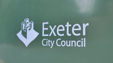 Logotipo-Del-Ayuntamiento-De-Exeter-En-El-Lateral-De-Un-Contenedor-De-Basura-Verde,-Exeter,-Devon,-Reino-Unido,-Junio-De-2024