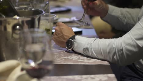 Un-Hombre-Bien-Vestido-Con-Un-Bonito-Reloj-Disfruta-De-Una-Copa-De-Vino-En-Un-Evento-Elegante