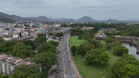 Vista-Aérea-De-Un-Puente-En-La-Autopista-Chennai-A-Hosur