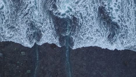 Von-Oben-Nach-Unten-Aufsteigende-Drohne-In-Geringer-Höhe-über-Dem-Korallenriff-Bei-Ebbe-Am-Bingin-Beach-In-Uluwatu,-Bali,-Indonesien