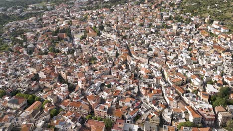 Pueblo-Histórico-De-Dorgali-En-Cerdeña,-Italia-Y-Montañas-Supramonte.