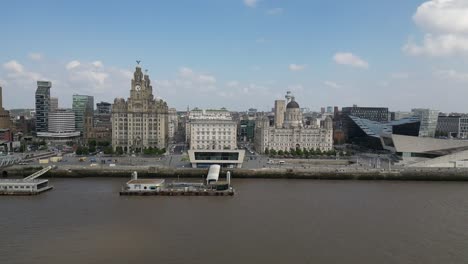 Drohnenaufnahme-Der-Skyline-Von-Liverpool-Vom-Fluss-Mersey-Aus