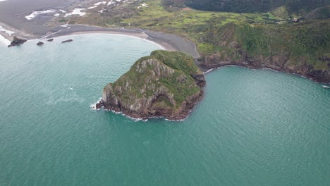 Vista-Desde-Arriba-De-La-Isla-Paratutae-Y-La-Playa-Whatipu-En-Waitakere-Ranges,-Auckland,-Nueva-Zelanda