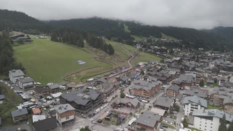 Metraje-Filmado-En-Francia,-En-Un-Pueblo-Llamado-Les-Gets-En-Los-Alpes-Con-Dji-Mini-4-Pro-En-4k-Y-D-cinelike