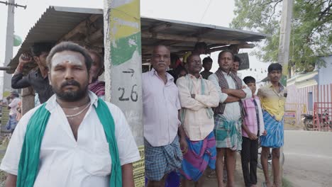 Zeitlupe-Einer-Gruppe-Indischer-Männer-Auf-Der-Straße-Von-Madurai