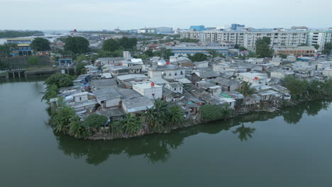 Moschee-Inmitten-Der-Slums-Im-Norden-Von-Jakarta-In-Der-Nähe-Des-Pluit-Sees-Penjaringan-Bei-Sonnenuntergang-In-Indonesien