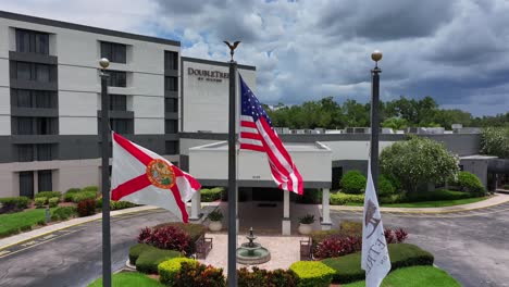 Entrada-Del-Doubletree-By-Hilton-Con-Banderas-De-Estados-Unidos-Y-Florida-Ondeando