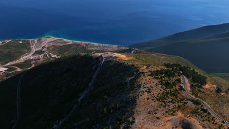 Vista-Aérea-Hacia-El-Mirador-Panorámico-De-Llogara-En-Dhermi,-Riviera-De-Albania.