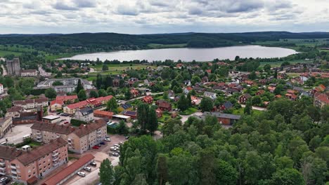 Ciudad-De-Hedemora-En-Suecia-Con-Exuberante-Vegetación-Y-Casas-En-Un-Barrio-Sereno,-Vista-Aérea,-Hiperlapso