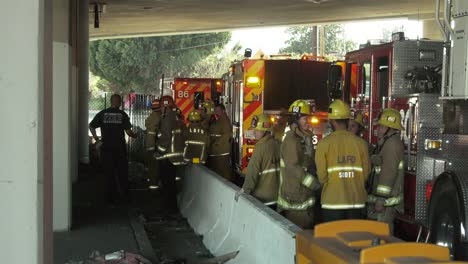 Feuerwehrleute-Unterhalten-Sich-Neben-Dem-LKW---Vor-Ort