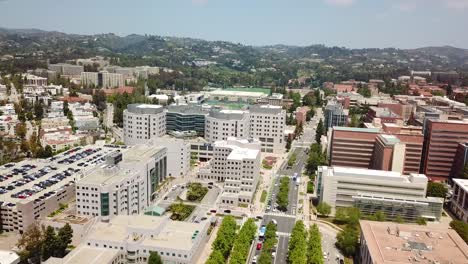 Toma-Aérea-De-Westwood-Y-Ucla-En-Los-Ángeles,-California,-Con-Beverly-Hills-Al-Fondo-Durante-Un-Día-De-Verano.