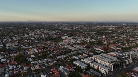 Toma-Aérea-De-Establecimiento-Del-área-Suburbana-De-La-Ciudad-De-Melbourne-Al-Atardecer