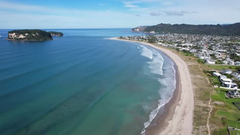 Olas-En-La-Orilla-Arenosa-De-La-Playa-De-Whangamata-En-La-Isla-Norte-De-Nueva-Zelanda