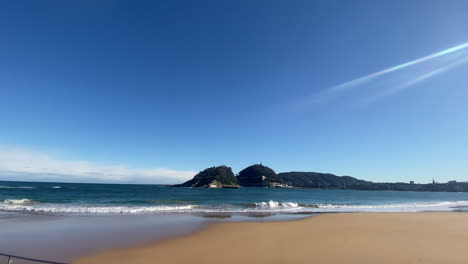 Wunderschöne-Gesamtaufnahme-Von-Der-Küste-Eines-Berühmten-Strandes-In-San-Sebastian,-Spanien