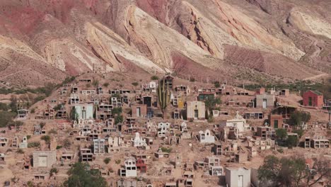 Vista-Aérea-Cercana-De-Un-Pintoresco-Cementerio-En-Maimará,-Provincia-De-Jujuy,-Argentina