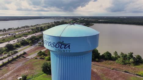 Visite-El-Cartel-Del-Condado-De-Sarasota-En-La-Torre-Azul-Frente-A-La-Bahía-Y-La-Transitada-Autopista-I-75,-Florida