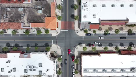 Luftaufnahme-Von-Oben-Nach-Unten-Des-Verkehrs-Auf-Der-Kreuzung-Im-Vorortbezirk-In-Den-Dörfern,-Florida