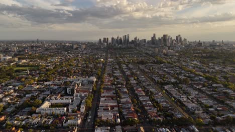 Zona-De-Viviendas-De-Un-Suburbio-Australiano-Con-Calle-Principal-Al-Atardecer