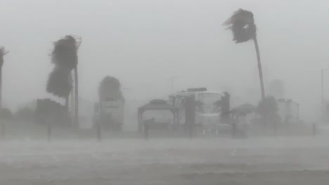 Intensive-Orkanartige-Winde-Und-Sintflutartige-Regenfälle-Durch-Hurrikan-Baryl-Verwüsten-Den-Galveston-Bay-RV-Park-An-Der-Texanischen-Golfküste