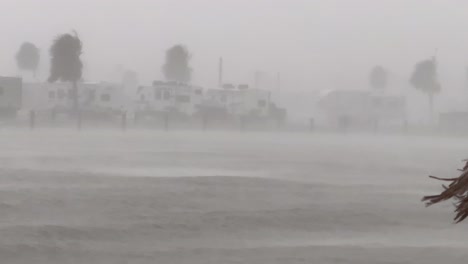 Intensos-Vientos-Huracanados-Y-Lluvias-Torrenciales-Provocadas-Por-El-Huracán-Baryl-Azotan-El-Parque-De-Casas-Rodantes-De-La-Bahía-De-Galveston-En-La-Costa-Del-Golfo-De-Texas.