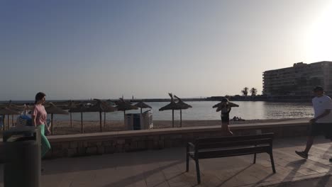 Paseo-Al-Atardecer-En-La-Playa-De-Can-Pastilla-Mallorca-Islas-Baleares-España,-Popular-Destino-De-Vacaciones