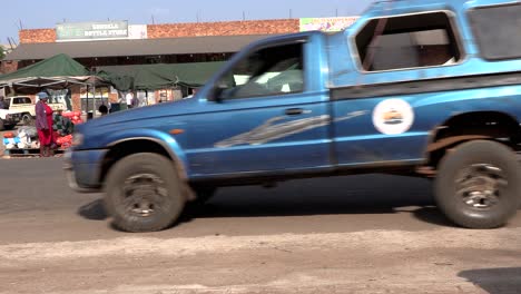 Una-Mujer-Local-Empuja-Un-Carro-Junto-A-Una-Calle-Muy-Transitada-En-La-Provincia-De-Mpumalanga,-Sudáfrica