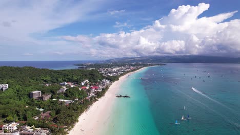 Boracay-Beach-Auf-Den-Philippinen,-Aufgenommen-Von-Einer-Drohne,-Die-Den-Wunderschönen-Weißen-Sandstrand-Und-Die-Menschen-Einfängt,-Die-Das-Paradies-Genießen