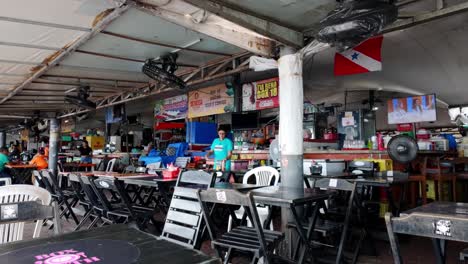 Vista-Interior-De-Restaurantes-Junto-Al-Río-Cerca-Del-Mercado-Ver-o-peso,-Belém