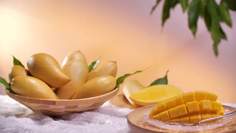 Bündel-Von-Frischen,-Reifen-Gelben-Mango-Display,-Eingerichtet