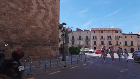 Palma-de-Mallorca-city-walk-in-summer,-tourists-walking-the-street,-Spain