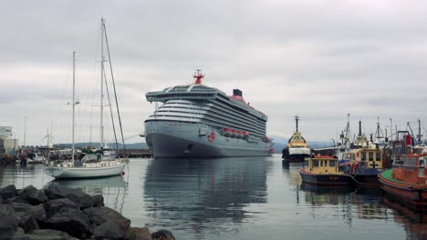 Großes-Kreuzfahrtschiff-Vor-Anker-Im-Hafen,-Umgeben-Von-Booten-In-Eden,-Südaustralien