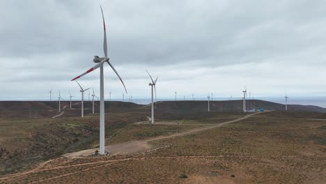 Muchas-Torres-Eólicas-En-Funcionamiento-En-La-Región-De-Coquimbo,-País-De-Chile.