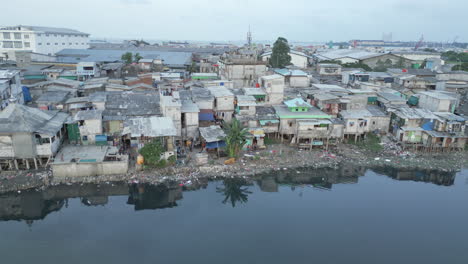 Slumdorf-Am-Ende-Des-Pluit-Lake-Nordjakarta-Rückblick